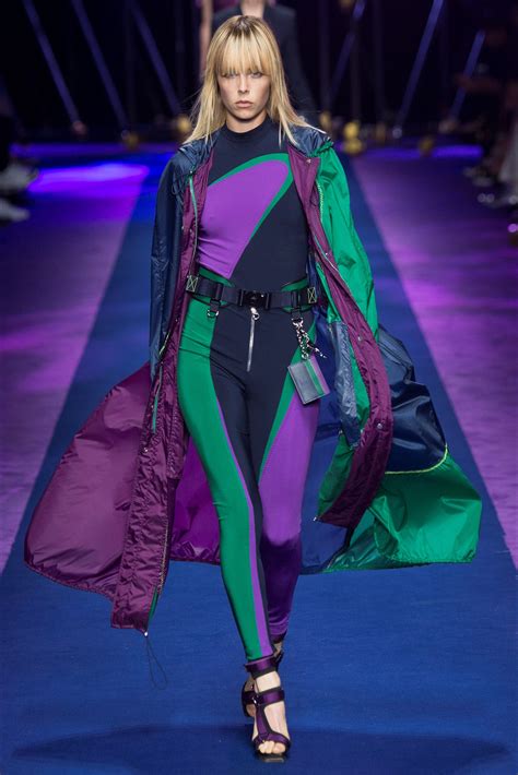 versace sfilata settembre 2017|Versace: la sfilata per la Primavera.